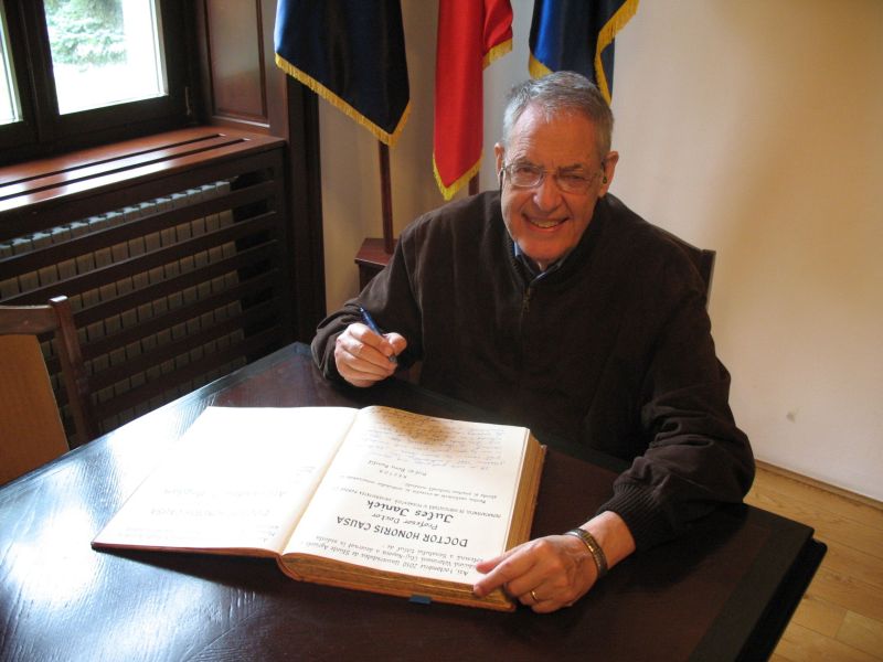 Jules Janick - signing in Doctor Honoris Causa honours book