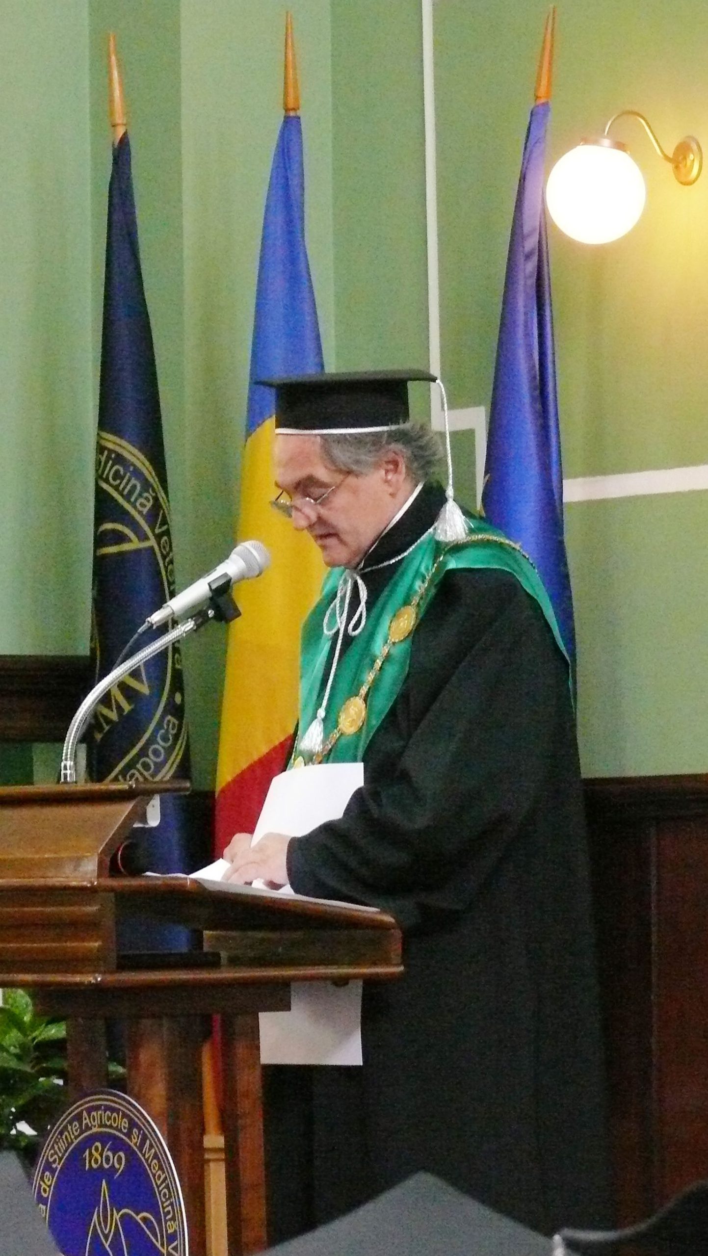 Rector Doru Pamfil preparing DHC for Professor Jules Janick